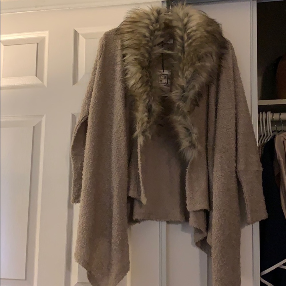 VICI fur collared cardigan.